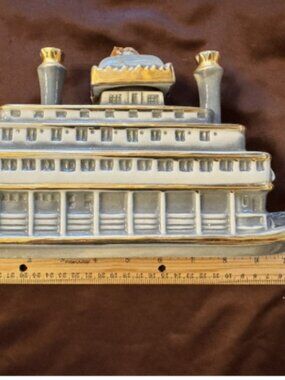Vintage 1968 River Queen Riverboat Kentucky Decanter.  B3